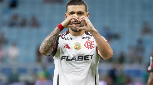 RS – PORTO ALEGRE – 13/04/2025 – BRASILEIRO A 2025, GREMIO X FLAMENGO – Giogian De Arrascaeta jogador do Flamengo comemora seu gol durante partida contra o Gremio no estadio Arena do Gremio pelo campeonato Brasileiro A 2025. Foto: Liamara Polli/AGIF