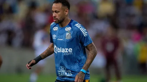 RJ – RIO DE JANEIRO – 13/04/2025 – BRASILEIRO A 2025, FLUMINENSE X SANTOS – Neymar jogador do Santos durante aquecimento antes da partida contra o Fluminense no estadio Maracana pelo campeonato Brasileiro A 2025. Foto: Thiago Ribeiro/AGIF