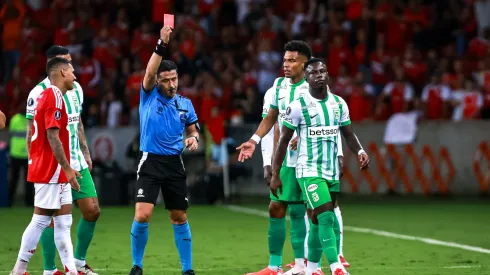 Marino Hinestroza jogador do Atlético Nacional recebe cartão vermelho do árbitro durante partida contra o Internacional no estádio Beira-Rio pelo campeonato Copa Libertadores 2025. Foto: Maxi Franzoi/AGIF