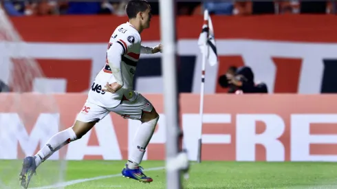 Lucca, jogador do São Paulo, comemora seu gol durante partida contra o Libertad no estadio Morumbi pelo campeonato Copa Libertadores 2025. Foto: Marcello Zambrana/AGIF