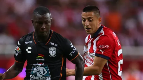 Hinestroza (a esquerda) quando jogava no futebol mexicano.