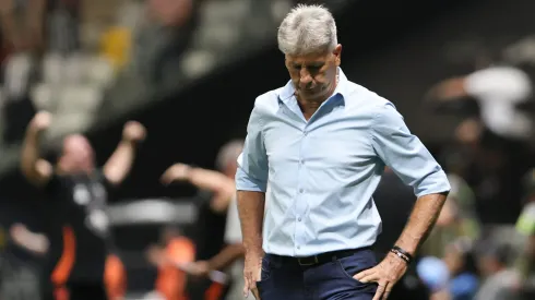 Renato Gaúcho técnico do Fluminense lamenta derrota durante partida contra o Atlético-MG no estádio Arena MRV pelo campeonato Brasileiro A 2025. Foto: Gilson Lobo/AGIF