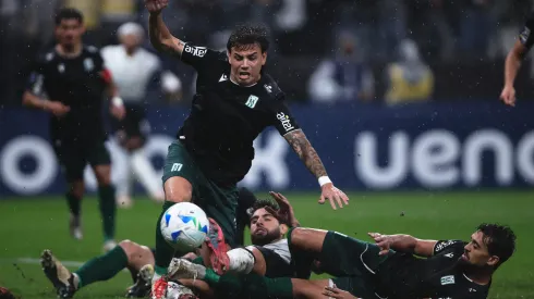 yuri alberto jogador do Corinthians disputa lance com Felipe Cairus jogador do Racing-URU durante partida no estádio Arena Corinthians pelo campeonato Copa Sul-americana 2025. Foto: Ettore Chiereguini/AGIF