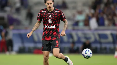 MG – BELO HORIZONTE – 04/05/2025 – BRASILEIRO A 2025, CRUZEIRO X FLAMENGO – Pedro jogador do Flamengo durante aquecimento antes da partida contra o Cruzeiro no estadio Mineirao pelo campeonato Brasileiro A 2025. Foto: Gilson Lobo/AGIF