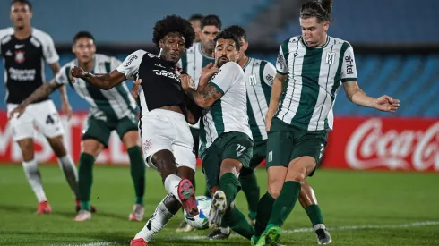 MONTEVIDEO, URUGUAY – MAY 15: Talles Magno of Corinthians vies for the ball with Martín Ferreira and Bautista Tomatis of Racing during a match between Racing Montevideo and Corinthians as part of the Copa CONMEBOL Sudamericana at Centenario Stadium on May 15, 2025 in Montevideo, Uruguay. (Photo by Guillermo Legaria/Getty Images)