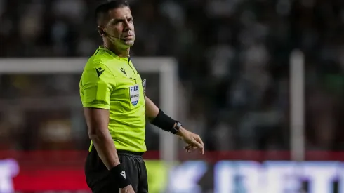 Árbitro de Flamengo x Botafogo acumula polêmicas na carreira – Foto: Rafael Vieira/AGIF