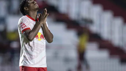 Hurtado jogador do Bragantino lamenta durante partida contra o Atlético-GO no estádio Antônio Accioly pelo campeonato Brasileiro A 2024. Foto: Heber Gomes/AGIF