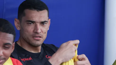 PR – CURITIBA – 02/02/2025 – PARANAENSE 2025, ANDRAUS X ATHLETICO-PR – Santos goleiro do Athletico-PR e relacionado para o banco de reservas durante partida contra o Andraus no estadio Durival de Britto pelo campeonato Paranaense 2025. Foto: Robson Mafra/AGIF