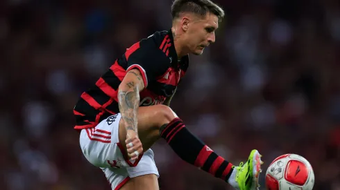 RIO DE JANEIRO, BRAZIL – FEBRUARY 07: Varela of Flamengo controls the ball during a Campeonato Carioca 2024 match between Flamengo and Botafogo at Maracana Stadium on February 07, 2024 in Rio de Janeiro, Brazil. (Photo by Buda Mendes/Getty Images)