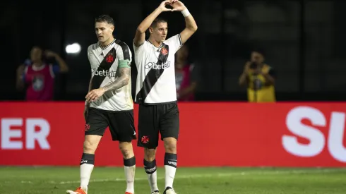 Guilherme Estrella ao lado de Vegetti durante Vasco x São Paulo – Foto: Jorge Rodrigues/AGIF