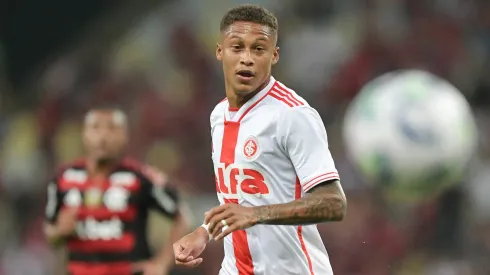 Vitinho em ação pelo Internacional no Brasileirão Betano – Foto: Thiago Ribeiro/AGIF