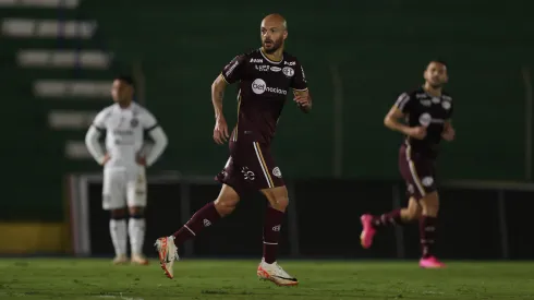 SP – MIRASSOL – 15/07/2024 – BRASILEIRO C 2024, FERROVIARIA X REMO – Carlao jogador do Ferroviaria comemora seu gol com jogadores do seu time durante partida contra o Remo no estadio Jose Maria de Campos Maia pelo campeonato Brasileiro C 2024. Foto: Pedro Zacchi/AGIF