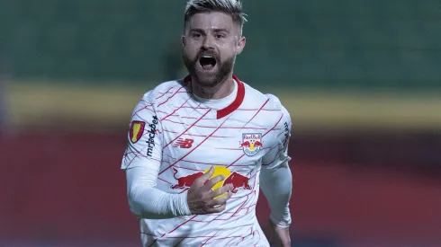 Eduardo Sasha jogador do Bragantino comemora seu gol durante partida contra o Portuguesa no estádio Canindé pelo campeonato Paulista 2024. Foto: Diogo Reis/AGIF