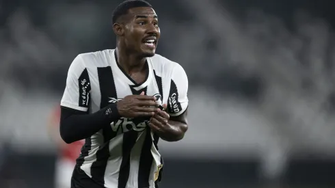 Cuiabano jogador do Botafogo comemora seu gol durante partida contra o Internacional no estádio Engenhão pelo campeonato Brasileiro A 2025. Foto: Jorge Rodrigues/AGIF
