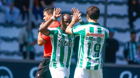 Emerson Batalla jogador do Juventude comemora seu gol com Gabriel Taliari jogador da sua equipe durante partida contra o Mirassol no estádio Alfredo Jaconi pelo campeonato Brasileiro A 2025. Foto: Luiz Erbes/AGIF
