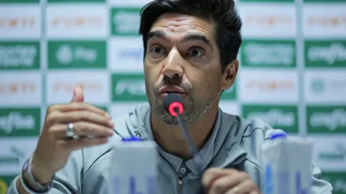 Abel Ferreira em entrevista coletiva – Foto: Heuler Andrey/Getty Images)