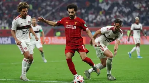 Salah, do Liverpool FC, disputa bola com rivais do Flamengo durante a final da Copa do Mundo de Clubes da FIFA 2019 ,no Education City Stadium em Doha, Qatar.
