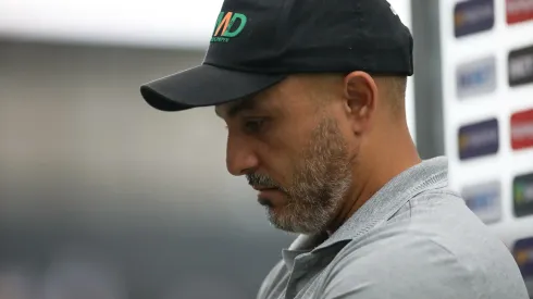 Rafael Guanaes técnico do Operário antes da partida contra o Santos no estádio Vila Belmiro pelo campeonato Brasileiro B 2024. Foto: Reinaldo Campos/AGIF