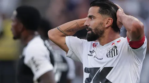 Tomas Rincon, jogador do Santos, lamenta durante partida contra o Corinthians no estadio Arena Corinthians pelo campeonato Brasileiro A 2025. Foto: Ettore Chiereguini/AGIF