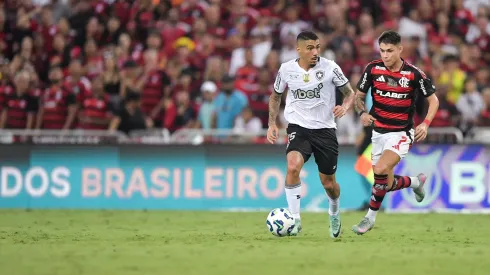 Allan em ação pelo Botafogo contra o Flamengo – Foto: Thiago Ribeiro/AGIF