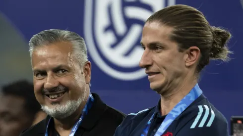 RJ – RIO DE JANEIRO – 22/02/2025 – CARIOCA 2025, FLAMENGO X MARICA – Danilo jogador do Flamengo comemora titulo com Jose Boto diretor de futebol e Filipe Luis tecnico da sua equipe apos partida contra o Marica no estadio Maracana pelo campeonato Carioca 2025.