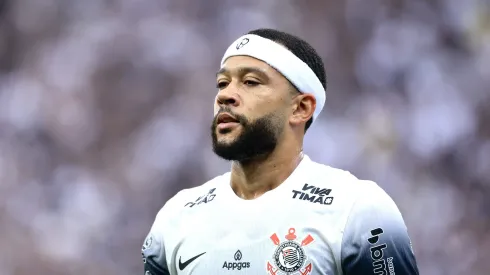Depay sofreu uma torção no tornozelo
