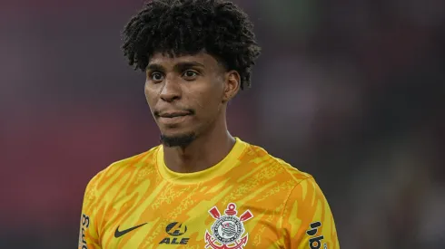 Hugo Souza em ação pelo Corinthians. Foto: Thiago Ribeiro/AGIF