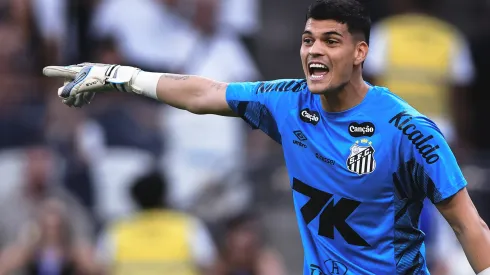 SP – SAO PAULO – 18/05/2025 – BRASILEIRO A 2025, CORINTHIANS X SANTOS – Gabriel Brazao goleiro do Santos durante partida contra o Corinthians no estadio Arena Corinthians pelo campeonato Brasileiro A 2025. Foto: Ettore Chiereguini/AGIF