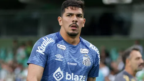 PR – CURITIBA – 16/03/2025 – AMISTOSO, CORITIBA X SANTOS – Joao Paulo jogador do Santos durante aquecimento antes da partida amistosa contra o Coritiba no estadio Couto Pereira. Foto: Robson Mafra/AGIF