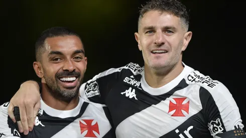 Paulo Henrique e Vegetti comemorando pelo Vasco – Foto: Thiago Ribeiro/AGIF