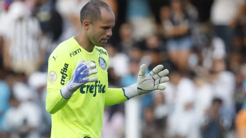 SANTOS, BRAZIL – MAY 29: Marcelo Lomba of Palmeiras gestures during the match between Santos and Palmeiras as part of Brasileirao Series A 2022 at Vila Belmiro Stadium on May 29, 2022 in Santos, Brazil. (Photo by Ricardo Moreira/Getty Images)