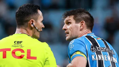 RS – PORTO ALEGRE – 20/05/2025 – COPA DO BRASIL 2025, GREMIO X CSA – Walter Kannemann jogador do Gremio discute com arbitro Matheus Delgado Candancan durante partida no estadio Arena do Gremio pelo campeonato Copa Do Brasil 2025.