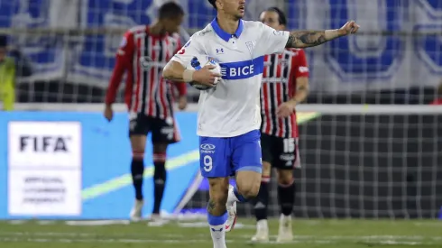SANTIAGO, CHILE – JUNE 30:  Fernando Zampedri of Universidad Catolica takes the ball midfield after scoring the first goal of his team during a match between Universidad Catolica and Sao Paulo as part of Copa CONMEBOL Sudamericana 2022 at Estadio Nacional de Chile on June 30, 2022 in Santiago, Chile. (Photo by Marcelo Hernandez/Getty Images)
