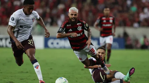 RIO DE JANEIRO, BRAZIL – MAY 15: Álex Arce of LDU Quito fights for the ball with Michael of Flamengo during a Copa CONMEBOL Libertadores 2025 Group C match between Flamengo and LDU Quito at Maracana Stadium on May 15, 2025 in Rio de Janeiro, Brazil. (Photo by Wagner Meier/Getty Images)