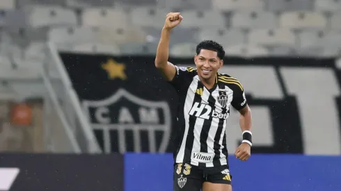 Rony, jogador do Atlético-MG, comemora seu gol.