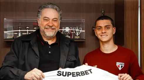 Lucca posando com a camisa ao lado do presidente