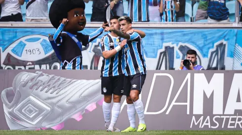 RS – PORTO ALEGRE – 01/02/2025 – GAUCHO 2025, GREMIO X SAO LUIZ-RS – Cristaldo jogador do Gremio comemora seu gol com Aravena jogador da sua equipe durante partida contra o Sao Luiz-RS no estadio Arena do Gremio pelo campeonato Gaucho 2025. Foto: Maxi Franzoi/AGIF