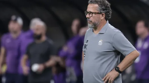 SP – SAO PAULO – 18/05/2025 – BRASILEIRO A 2025, CORINTHIANS X SANTOS – Cleber Xavier tecnico do Santos durante partida contra o Corinthians no estadio Arena Corinthians pelo campeonato Brasileiro A 2025. Foto: Marcello Zambrana/AGIF