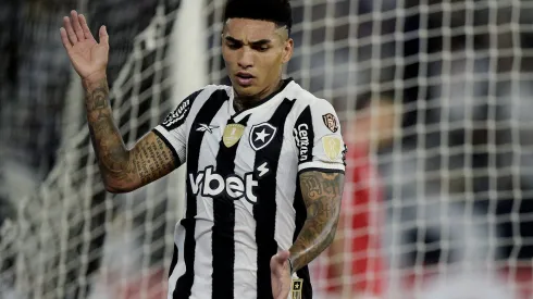 RJ – RIO DE JANEIRO – 14/05/2025 – COPA LIBERTADORES 2025, BOTAFOGO X ESTUDIANTES – Igor Jesus jogador do Botafogo durante partida contra o Estudiantes no estadio Engenhao pelo campeonato Copa Libertadores 2025. Foto: Alexandre Loureiro/AGIF