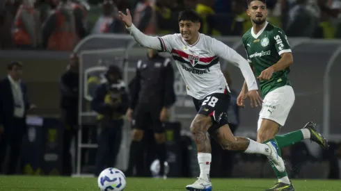 SP – BARUERI – 11/05/2025 – BRASILEIRO A 2025, PALMEIRAS X SAO PAULO – Flaco Lopez jogador do Palmeiras disputa lance com Alan Francojogador do Sao Paulo durante partida no estadio Arena Barueri pelo campeonato Brasileiro A 2025. Foto: Anderson Romao/AGIF