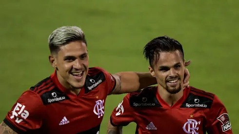 RJ – Volta Redonda – 01/05/2021 – CARIOCA 2021, VOLTA REDONDA X FLAMENGO – Pedro jogador do Flamengo comemora seu gol com Michael jogador da sua equipe durante partida contra o Volta Redonda no estadio Raulino de Oliveira pelo campeonato Carioca 2021. Foto: Thiago Ribeiro/AGIF