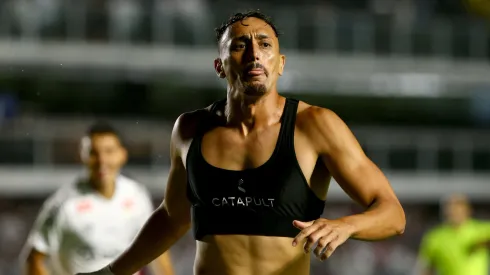 SP – SANTOS – 06/04/2025 – BRASILEIRO A 2025, SANTOS X BAHIA – Diego Pituca jogador do Santos comemora seu gol durante partida contra o Bahia no estadio Vila Belmiro pelo campeonato Brasileiro A 2025. Foto: Mauricio De Souza/AGIF