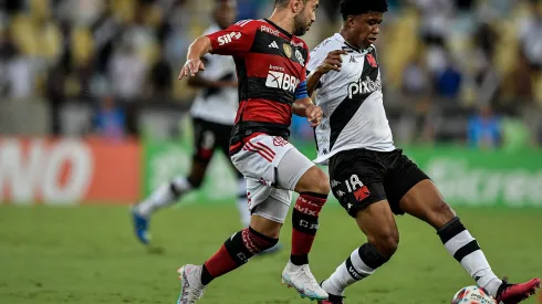 Everton Ribeiro jogador do Flamengo disputa lance com Andrey Santos jogador do Vasco durante partida no estádio Maracanã pelo campeonato Carioca 2023. Foto: Thiago Ribeiro/AGIF