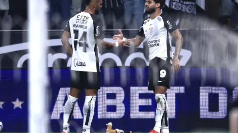 Yuri Alberto jogador do Corinthians comemora seu gol com Raniele jogador da sua equipe durante partida contra o Internacional no estádio Arena Corinthians pelo campeonato Brasileiro A 2025. Foto: Marcello Zambrana/AGIF