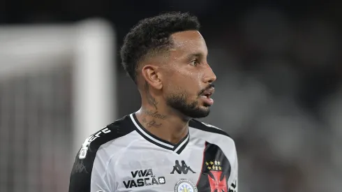 RJ – RIO DE JANEIRO – 01/03/2025 – CARIOCA 2025, VASCO X FLAMENGO – Jair jogador do Vasco durante partida contra o Flamengo no estadio Engenhao pelo campeonato Carioca 2025. Foto: Thiago Ribeiro/AGIF