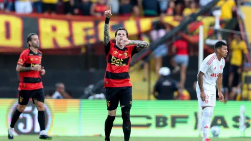 PE – RECIFE – 25/05/2025 – BRASILEIRO A 2025, SPORT X INTERNACIONAL – Cristhyan Barletta jogador do Sport comemora seu gol durante a partida entre Sport e Internacional no Estadio da Ilha do Retiro em Recife (PE), pelo campeonato brasileiro Serie A. Foto: Marlon Costa/AGIF