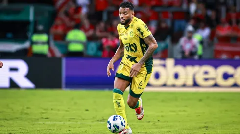 Reinaldo jogador do Mirassol durante partida contra o Internacional no estádio Beira-Rio pelo campeonato Brasileiro A 2025. Foto: Maxi Franzoi/AGIF