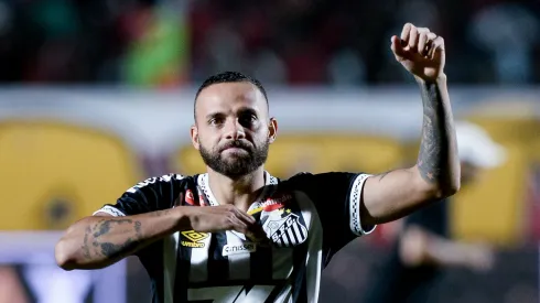 BA – SALVADOR – 25/05/2025 – BRASILEIRO A 2025, VITORIA X SANTOS – Guilherme jogador do Santos comemora vitoria ao final da partida contra o Vitoria no estadio Barradao pelo campeonato Brasileiro A 2025. Foto: Jhony Pinho/AGIF