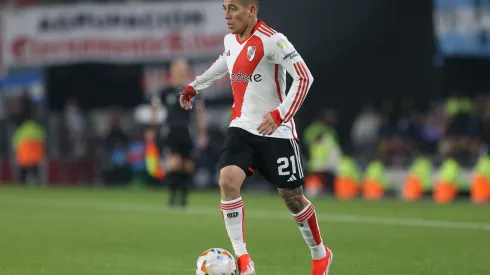 BUENOS AIRES, ARGENTINA – MAY 14: Ezequiel Barco of River Plate plays the ball during a Copa CONMEBOL Libertadores 2024 Group H match between River Plate and Libertad at Estadio Mas Monumental Antonio Vespucio Liberti on May 14, 2024 in Buenos Aires, Argentina. (Photo by Daniel Jayo/Getty Images)