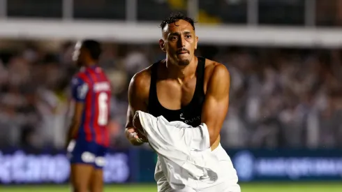 SP – SANTOS – 06/04/2025 – BRASILEIRO A 2025, SANTOS X BAHIA – Diego Pituca jogador do Santos comemora seu gol durante partida contra o Bahia no estadio Vila Belmiro pelo campeonato Brasileiro A 2025. Foto: Mauricio De Souza/AGIF